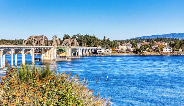 Gorgeous riverfront rental with excellent views & large private deck in Florence