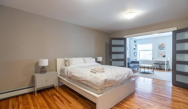 Gorgeous & Sunny Executive Suite AC, Unit #2 in Halifax