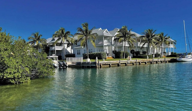 Gorgeous Waterfront 3 Bedroom Coral Lagoon Villa, Sleeps 8, with 40' Boat Slip! in Marathon