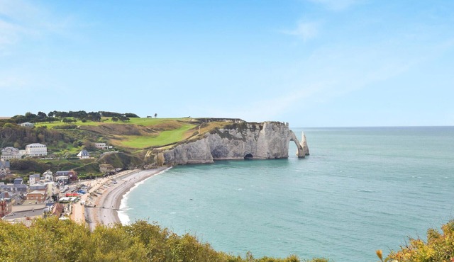 Great authentic stone house with limited sea view. in Étretat
