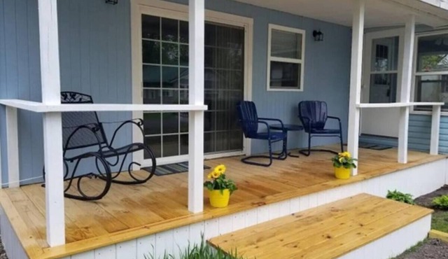 Great Front Porch with 3 Bedrooms and King Bed in Lakeview