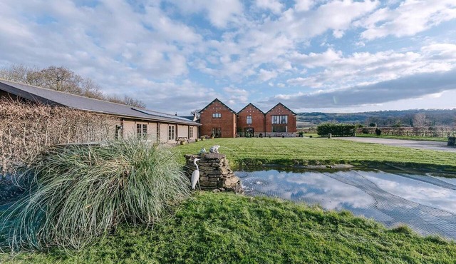 Group accommodation in Dorset with 2 hot tubs and 9 ensuite bedrooms, sleeps 24 in Blandford Forum