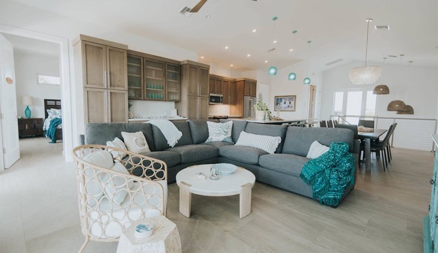 Grouper House: 4 Masters/6 BA, Pool/Dock, BoatRamp in Marathon