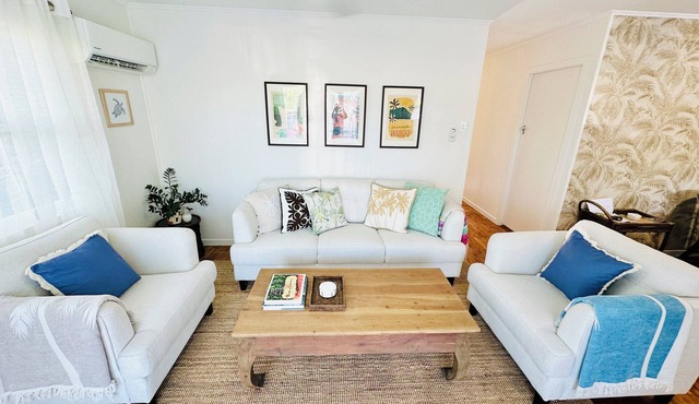 Hali'a - Renovated, 3 Bedroom Beach Cottage in Burleigh 5 mins walk to beach in Burleigh Heads