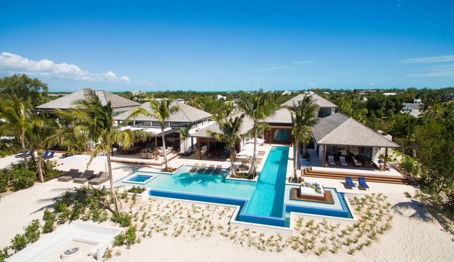 Hawksbill Villa - glorious 8-bedroom beachfront villa in Turks in Leeward Settlement