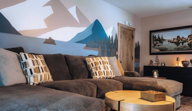 Hot tub, close to trails, 5 minutes from Heavenly! Welcome to Stonepine House in Stateline