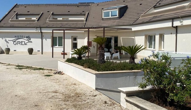 Hotel Grel - Modern Comfort with a View of the Iblei Mountains x4 in Chiaramonte Gulfi
