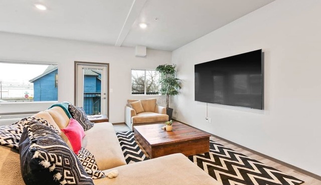 HUGE-Fun-Trendy Apt by Perry District & Downtown! in Spokane