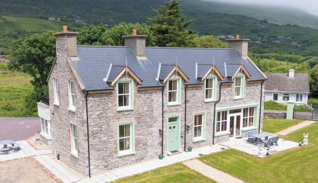 Impressive & expansive Georgian Manor House & Cottage w/hot tub & gym studio in Killarney