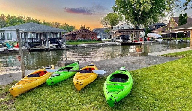 Island Time on Seminole, firepit, free golf cart, water access in Huntsville