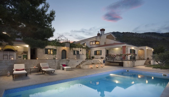 ISOLATED Luxury Villa With Private Pool and Sea View ,Perfect for Small Weddings in Plano