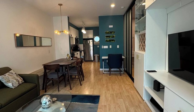 Jr 1 BR w/parking & a plunge in Design District in San Francisco
