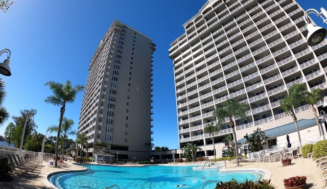 Lakefront 885 sf CONDO just 1 mile to DISNEY with Balcony & 2 Resort POOLS & SPA in Orlando