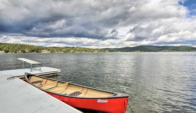 Lakefront Cottage with Hot Tub and Fire Pit in Newman Lake