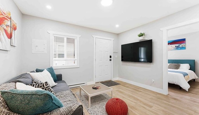 Langley Coach House | Queen Beds, Parking in Langley