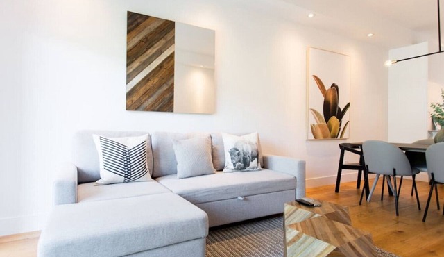 Large modern 2 bedroom condo in Little Italy plus garage in Montréal