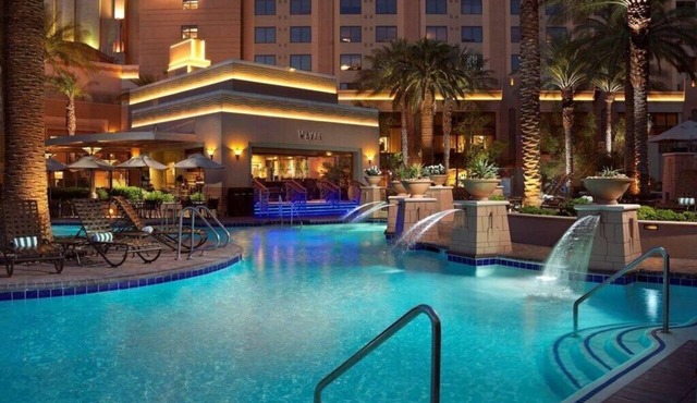 Las Vegas | Pool & Strip Access | 2BR Suite in Las Vegas
