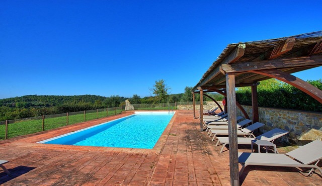 Lovely apartment for 2 guests with pool, A/C, TV and panoramic view, close to Siena in Pievasciata