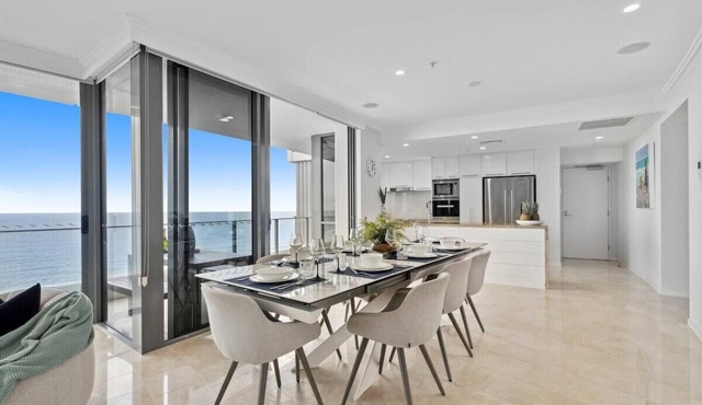 Luxe 3 Bd Beachfront Broadbeach, Pool,Gym,Sauna in Broadbeach