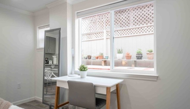 Luxo Stays |Modern Studio| Near SFO, Westlake BART in Daly City