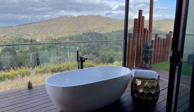 Luxurious Villa at On Eagle Wings Mountain Retreat & Spa with Breakfast Included in Neranwood / Mudgeeraba
