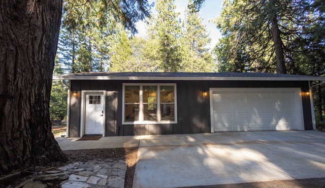 Luxurious, private woodland casita near downtown Grass Valley in Grass Valley