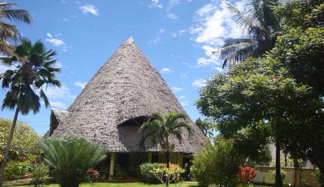 Luxurious villa w/pool,10min beach, 280m²,w/personal & cook, Jacuzzi, A/C,wifi in Kenia