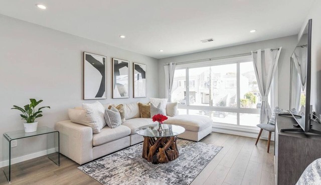 Luxury 7BR Home Near SFO w/Parking in Daly City