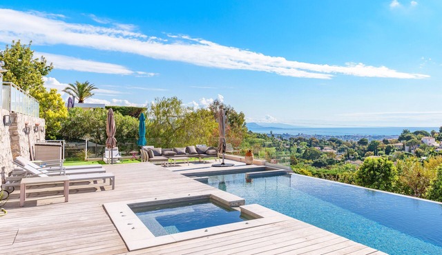 Luxury accommodation with panoramic sea view in a villa high above Cannes in Vallauris