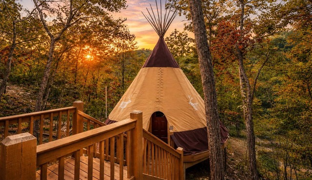 Luxury King Tepee Cabin, Parkside Resort Pigeon Forge Near Dollywood in Sevierville