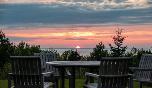 Majestic Lake Michigan sunsets - hilltop retreat in Northport