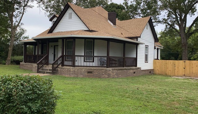 Marvelous 8 BR Home in Breathtaking Whiteville, TN. Extraordinary Parking in Whiteville