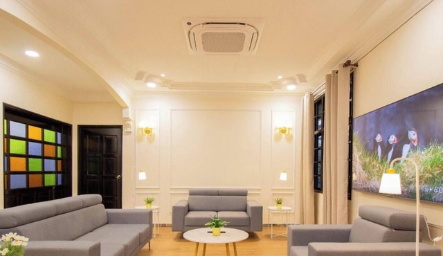 Massive 8-Bedroom Petaling Jaya Holiday Home, Sleeps 16+ Near Kuala Lumpur in Petaling Jaya