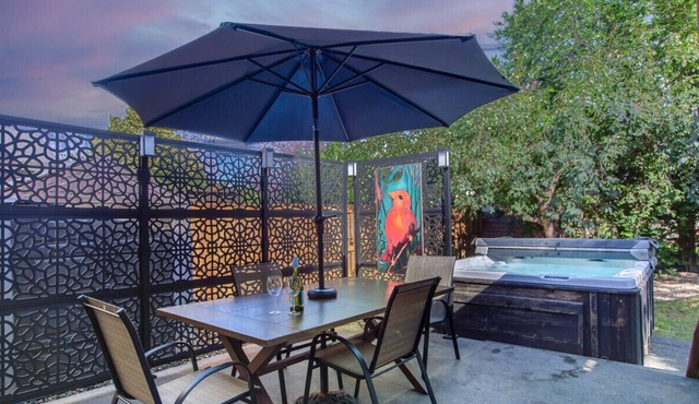 Modern Eclectic Home~Walk to WEM~AirCon~Yard~Hot Tub in Edmonton