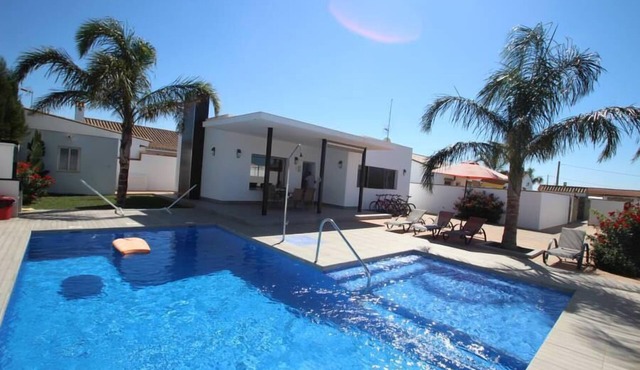 Modern equipment, large pool, air conditioning, 4 bicycles for free use - Casa José - in Conil de la Frontera