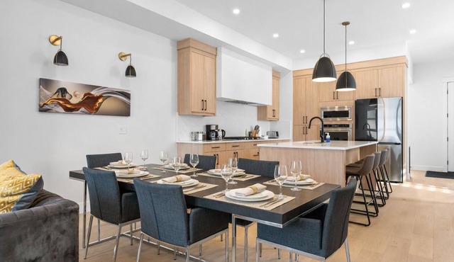 Modern Luxury Home | 3 Min to University, Stadium & Major Hospitals in Calgary