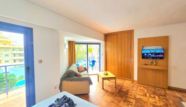 Modern studio in Benalmádena with sea view and pool in Benalmádena
