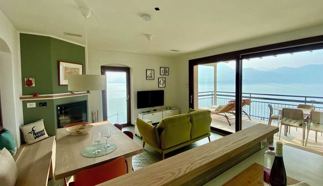 Modern vacation apartment with lake view on Lake Garda in Torri del Benaco