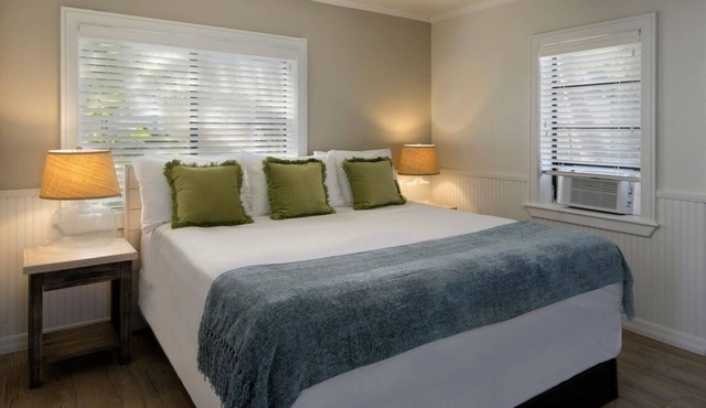 Ocean view Studio w/kitchenette, Pool, Free Parking & Pet Friendly in Islamorada