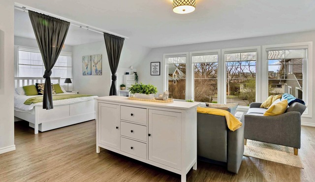Olde Towne Loft + Walk to Shops + Wi-Fi + Studio in Okotoks