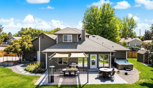 Outdoor oasis w/view & Hot tub in Boise