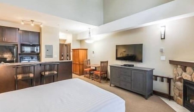 Penthouse Studio/New Queen Bed/Balcony in Fernie