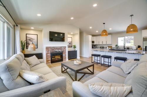 Pet-Friendly Monterey Home 2 Mi to Beach in Del Rey Oaks
