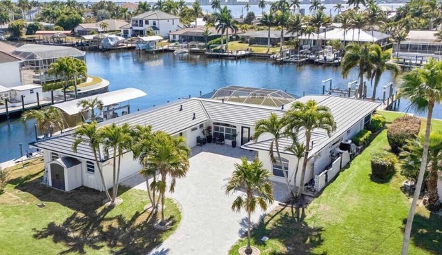 Prime Location Canal Home, 4 bedroom,Boat Lift, Pool in Cape Coral