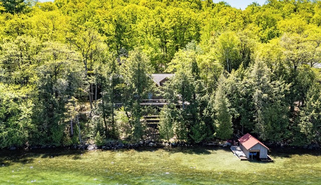PRISTINE SKELETON LAKE - 5 Bedroom Cottage in Huntsville