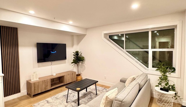 Private Modern Suite Fast Wifi Close to Highway & 35 Min from Downtown Vancouver in Langley Township