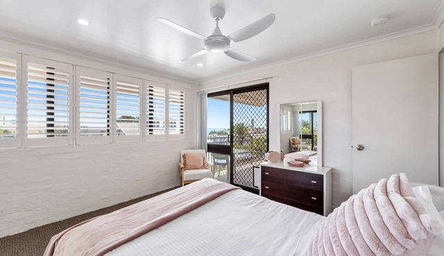 Quaint 2-Bed Beach Abode with Ocean Views in Alexandra Headland