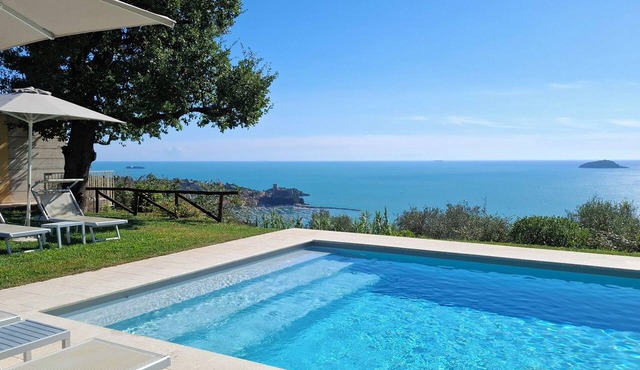 Quercia: Private Med park, Seaview, Pool, Tennis, 2 BDR, AC, Garage in Lerici! in Lerici
