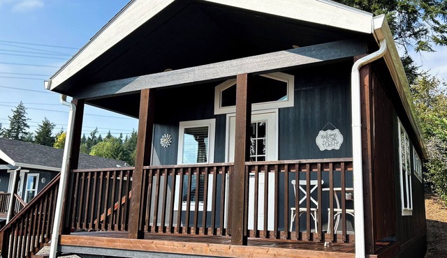 Red Bluff Cabin with Scenic Views at Maple Way Cabins in Stevenson
