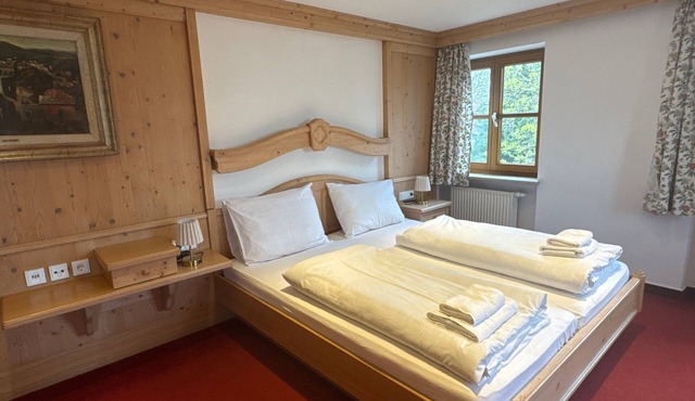 Room 13 Spacious Double Room with Wi-Fi in Seefeld